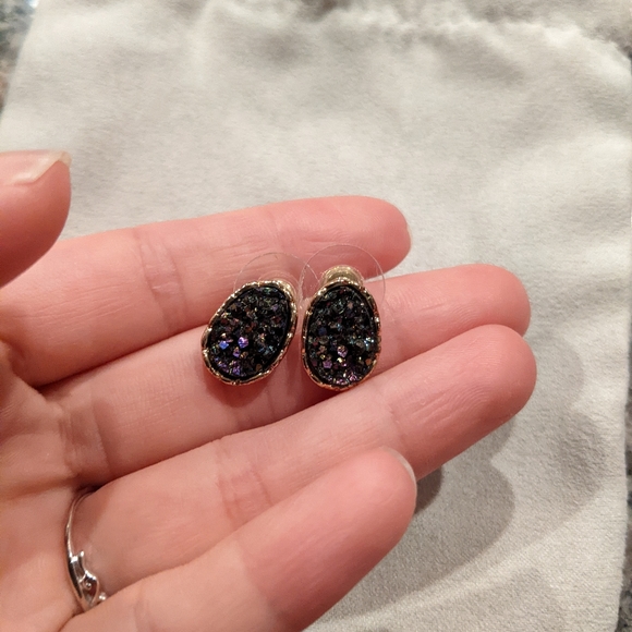 Dark purple iredescent druzy stud earrings - Picture 2 of 7